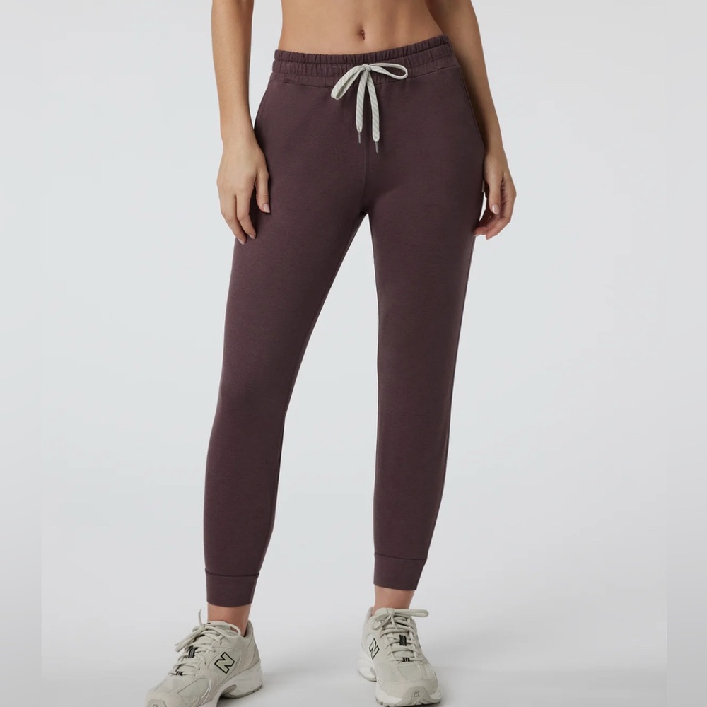 Vuori Performance Joggers in Burgundy